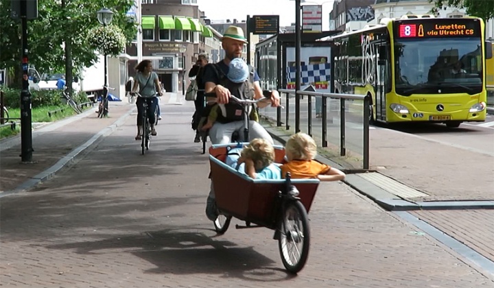 This man cycles with two bored boys in the box and one baby on his chest into the city centre of Utrecht. He could hardly be more relaxed.