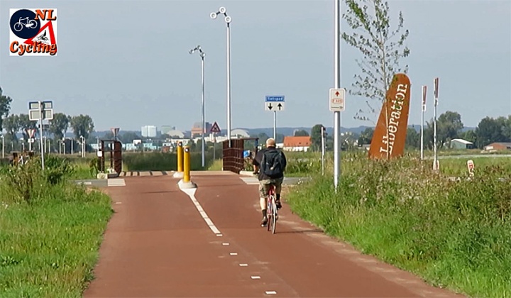 The cycle route near Elst. Clearly visible are the special lights that were designed specifically for this route.
