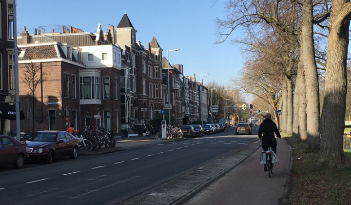 Catharijnesingel in 2017 with the traffic signals completely removed. People from the side street have more than enough opportunities to enter this main road. Signals are not necessary.